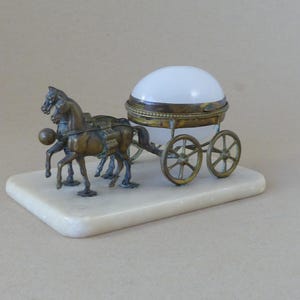 ミニチュア馬車と馬 金メッキ真鍮 オパリン エッグ 小物入れ パレ ロワイヤル フランス ノベルティ カート 馬車 アンティーク