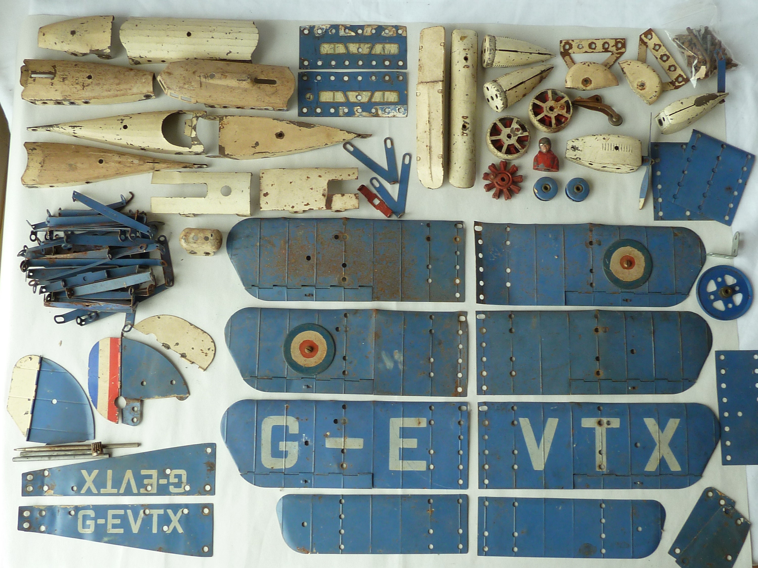 MECCANO LOT DE 25 BANDES PERFOREES EN METAL, TRES BON ETAT MECCANO LOT DE 25 BANDES PERFOREES EN METAL, TRES BON ETAT