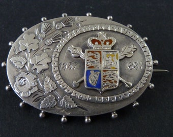 1887 Broche de plata esmaltado conmemorativo Insignia de pin Reina Victoria Jubileo de oro Robinson & McKewan Antigüedad