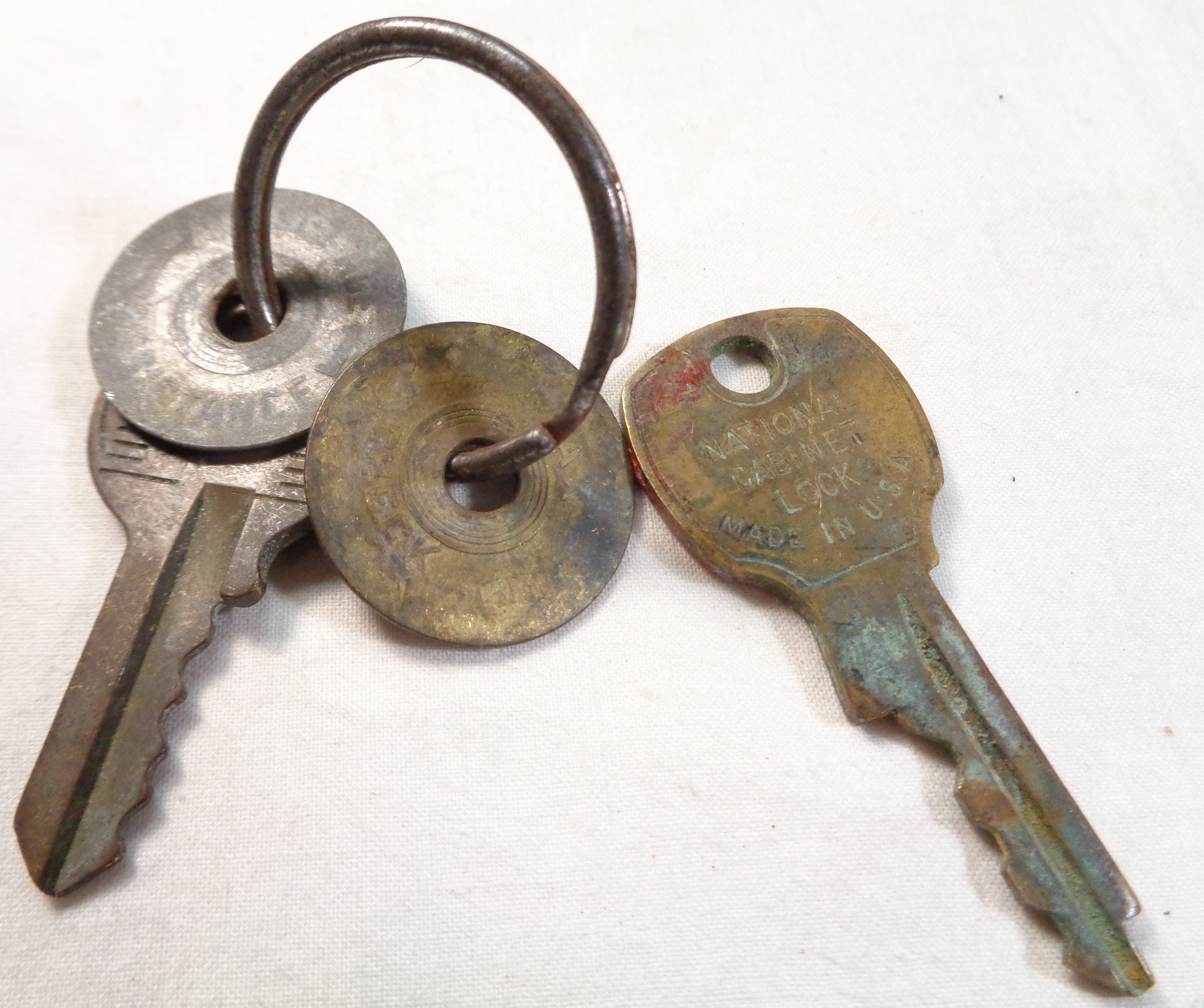 2 Vintage Keys 2 Vintage Tokens Rusty Distressed Key Token Etsy