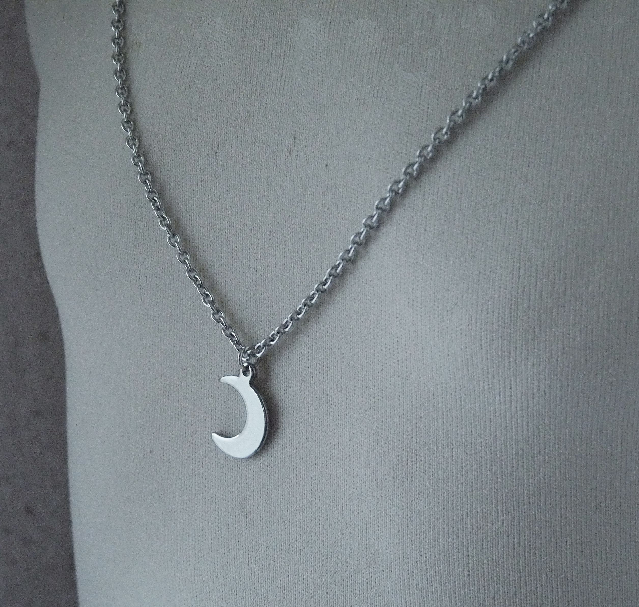 Ciondolo a forma di corno con mezzaluna in argento, collana con corno, ciondolo Ecate, collana con luna, collana celeste, regalo di compleanno boho, regalo grunge per lei - Italia