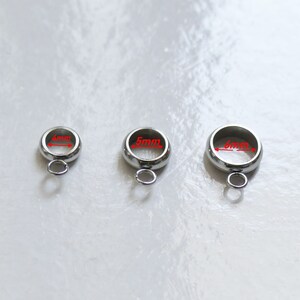 Peut inclure: Trois anneaux de saut en argent avec une boucle en bas. Les anneaux ont un diam&egrave;tre de 4 mm, 5 mm et 6 mm.