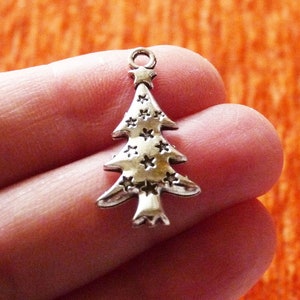 25x ciondoli sfusi a forma di albero di pino di Natale, argento antico C470