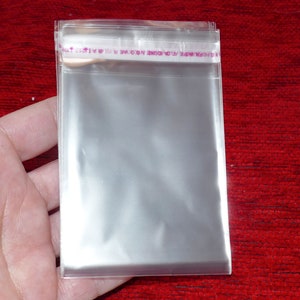 30枚入り透明プラスチック粘着シールバッグ、7cm x 9cm セルロ包装透明プラスチックバッグスリーブ、プラスチックポーチ、ジュエリーバッグ F083