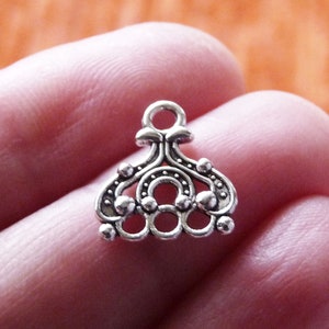 4 conectores de pendientes con dije de herradura de 3 agujeros, conectores de collar y pulsera de 3 hebras en tono plata antigua C438