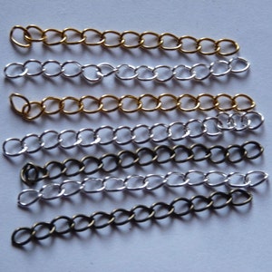 Puede incluir: Seis piezas de cadena en diferentes colores, incluyendo oro, plata y bronce. Las cadenas son todas de la misma longitud y tienen un diseño simple y enlazado.