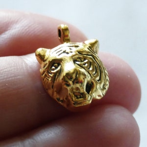 4x Tiger Head Charms, Antique Gold Tone Wild Animal Predator Pendant D419