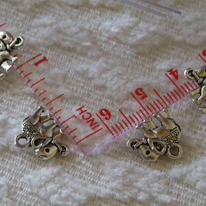 K&ouml;nnte beinhalten: Vier silberne Elefanten-Anh&auml;nger mit filigranen Details. Die Anh&auml;nger sind etwa 2,5 cm gro&szlig; und haben eine &Ouml;se zum Anbringen an Schmuck oder andere Bastelarbeiten.