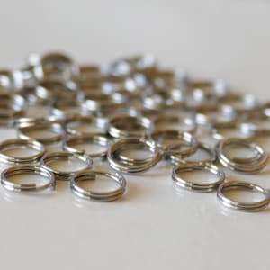 Puede incluir: Un mont&oacute;n de anillos de salto plateados, un tipo de anillo de metal utilizado para la fabricaci&oacute;n de joyas y la artesan&iacute;a.
