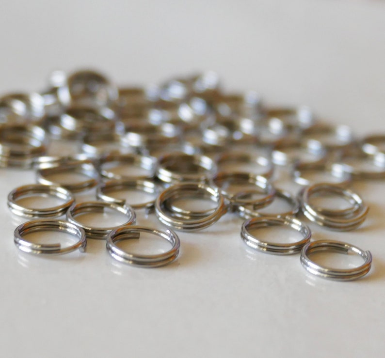 Puede incluir: Un mont&oacute;n de anillos de salto plateados, un tipo de anillo de metal utilizado para la fabricaci&oacute;n de joyas y la artesan&iacute;a.