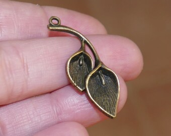 2x Calla Lily Flower Charm, Antique Bronze Tone Calla Pendant F012