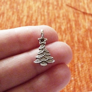 25x ciondoli sfusi a forma di albero di pino di Natale, tono argento antico C433