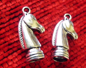 2x breloques cheval colle dans embouts de cordon, breloque échecs, embouts ronds en cuir, argent vieilli