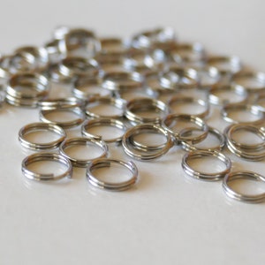 Puede incluir: Un mont&oacute;n de anillos de salto plateados, un tipo de anillo de metal utilizado para la fabricaci&oacute;n de joyas y la artesan&iacute;a.