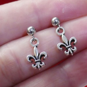 Boucles d'oreilles pendantes fleur de lys, boucles d'oreilles hypoallergéniques avec breloques petites fleurs et dos en caoutchouc F298