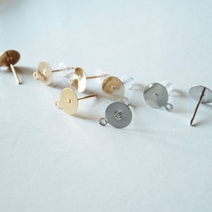 20/50x goud-/zilverkleurige 8 mm oorstekers met platte achterkant, lus en rubberen achterkant C546