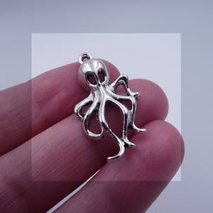 10x Octopus Charm, Antique Silver Tone Sea Animal Pendants U161