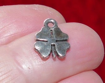 4/8x Klöver Lycka Berlock, Antik Silver Tonade 4 Blad Dubbelsidiga Hängen D019
