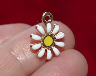 3x Daisy Enamel Flower Charms, Gold Tone Retro Flower Charms D410