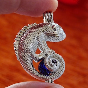 Chameleon Pearl Cage Pendant, Dull Silver tone Animal oil Diffuser