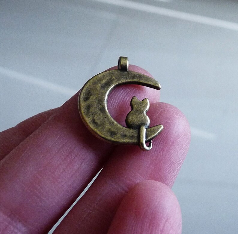Antique Bronze Tone Moon Charms Animal Charms Cat on the Crescent Moon Charm Charm for Bracelet 30x Moon Charm Bulk Charms Cat Charm
