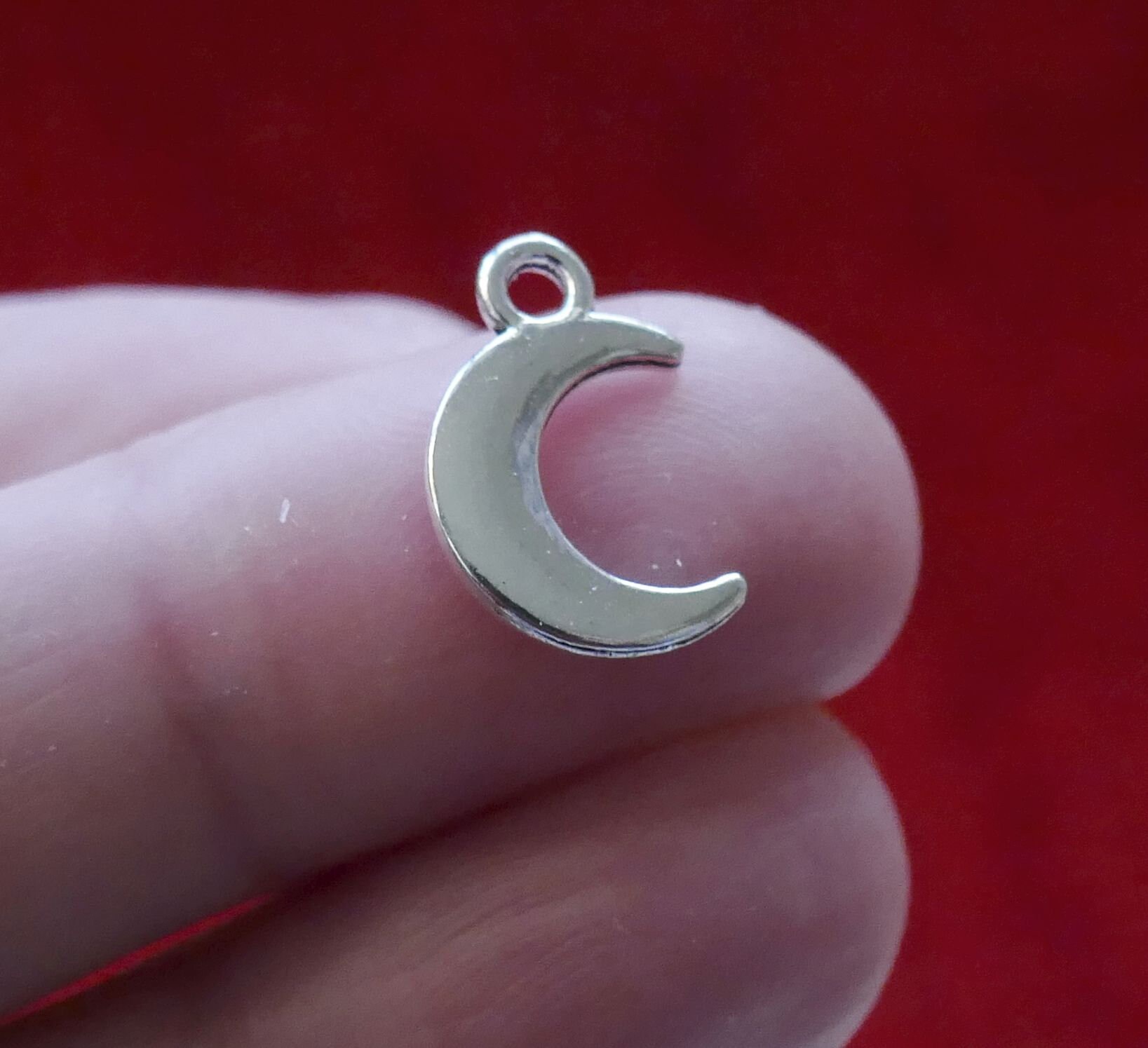 30 x Small Tibetan Silver Crescent Moon Charms Pendants Jewelry Findings For DIY 