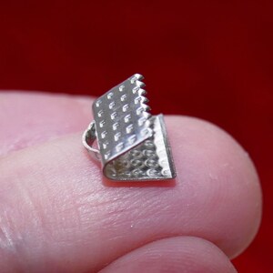 10 x roestvrij staal 8 mm platte koorddoppen, geplooide uiteinden, hypoallergene leren klemmen F296