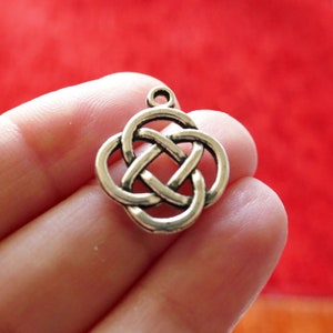 4/8x Celtic Knot Feng Shui Charms, Dull silver Tone C702