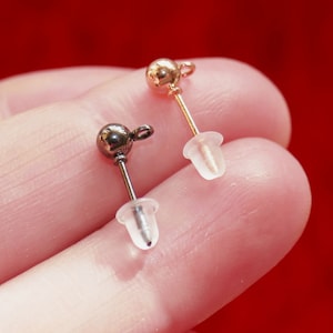 10x Roséguld/Gun Metal svarta kulörhängen 4 mm prickiga örhängen med sluten ögla och gummibaksida, kulstift för örhängen F193