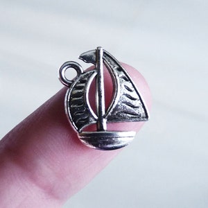 30x Schüttgut Boot Charms, antikes Silber Ton Ozean Segelboot Anhänger C281