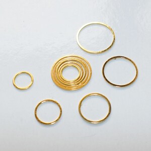 10x Guldfärgade slutna, lödda, 18 Gauge-plattade hoppringar, 8 mm/10 mm/12 mm/14 mm/16 mm/18 mm/20 mm, guldfärgade distanspärlor F134