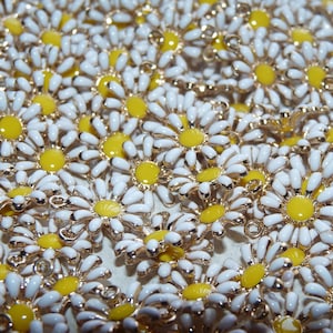 5x ciondoli a forma di fiore di margherita, pendenti retrò color oro C167