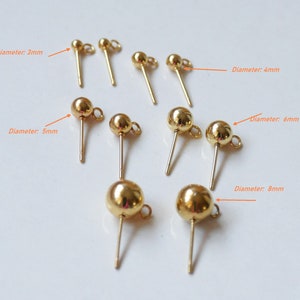 Puede incluir: Surtido de postes de pendientes de color dorado con bolas de diferentes tamaños. Las bolas tienen un diámetro de 3 mm, 4 mm, 5 mm, 6 mm y 8 mm.