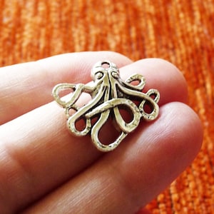 4x Octopus Sea Charms, Antique Silver Tone Metal Pendants C467