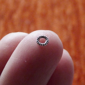 50/100 Lödda flätade 4 mm slutna hoppringar, distanspärlor, pärltillbehör i antik silverfärgad metall C238