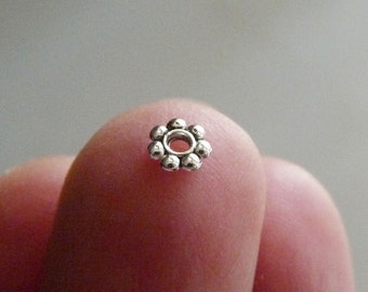 200 cuentas espaciadoras de flores Daisy de 4 mm, anillas cerradas de metal en tono plateado envejecido, suministros para bisutería C609