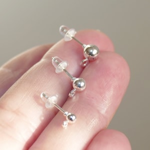 10x zilveren boloorbel 3 mm/4 mm/5 mm dot studs met gesloten lus en rubberen achterkant F034