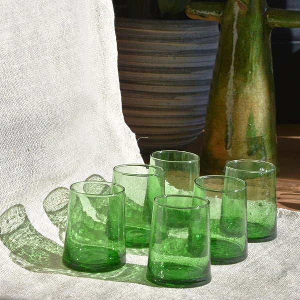 Recyceltes marokkanisches grünes Trinkglas/Highball-Glas, nachhaltig, handgefertigt, mundgeblasenes Glas, recycelte Bierflasche, Wohndekoration