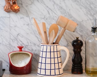 REBAJAS DE VERANO Soporte para utensilios de cerámica hecho a mano – Diseño de cuadrícula azul, cerámica marroquí hecha a mano, jarra decorativa, diseño a cuadros