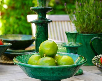 Marokkaanse vintage tamegroute groen geglazuurde grote fruitschaal met effen rand, handgemaakte keramische serveerschaal, woondecoratie