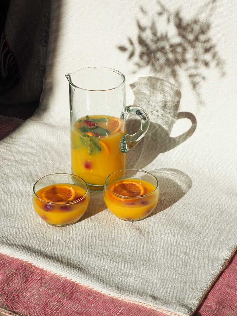 Carafe à eau marocaine en verre recyclé, Le Verre Beldi, durable, fait main, verre de récupération, verre soufflé à la main, verre coloré image 2