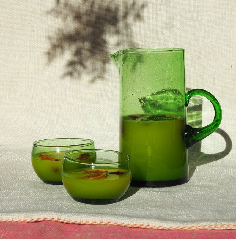 Carafe à eau marocaine en verre recyclé, Le Verre Beldi, durable, fait main, verre de récupération, verre soufflé à la main, verre coloré image 3