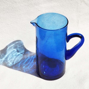 Carafe à eau marocaine en verre recyclé, Le Verre Beldi, durable, fait main, verre de récupération, verre soufflé à la main, verre coloré image 5