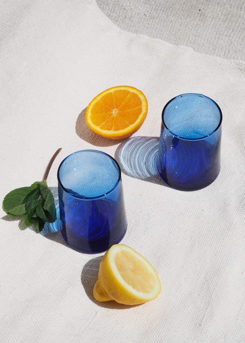 Vaso azul marroquí reciclado/vidrio highball, sostenible, hecho a mano, vidrio recuperado, vidrio soplado a mano, decoración del hogar imagen 1
