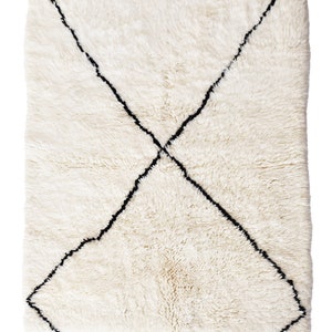 Small Berber Rug MWS012 (147 x 93 cm) Handmade Beni Ouarain Rug, Handwoven Wool, Bohemian Rug, One Of A Kind, White Shaggy Rug