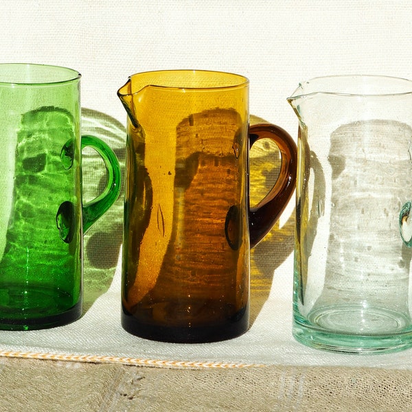 Wasserkrug aus recyceltem marokkanischem Glas, Le Verre Beldi, nachhaltig, handgefertigt, wiedergewonnenes Glas, mundgeblasenes Glas, buntes Glas