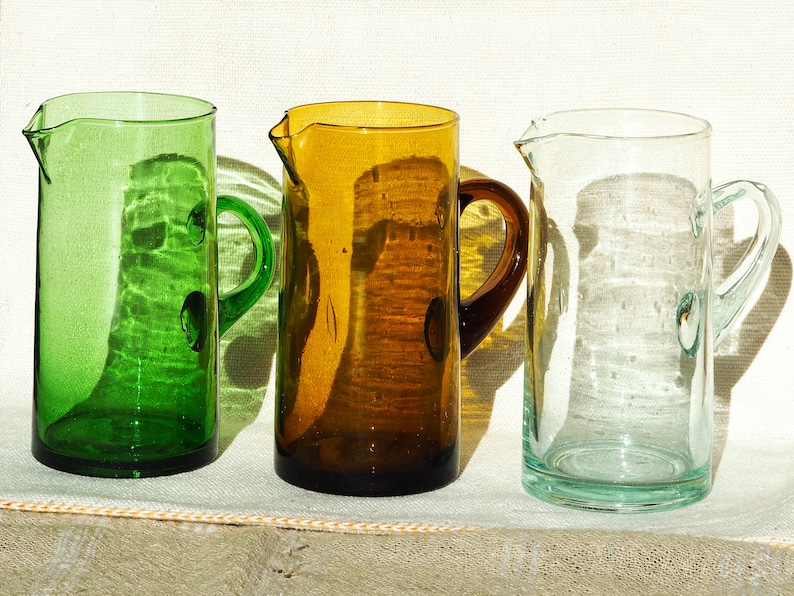 Carafe à eau marocaine en verre recyclé, Le Verre Beldi, durable, fait main, verre de récupération, verre soufflé à la main, verre coloré image 1