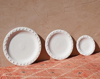 Esclusivi piatti da pranzo bianchi con decorazioni a rilievo, piatti da pranzo, ceramica di altissima qualità, servizio da tavola, fatto a mano