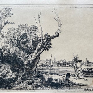 Puede incluir: Grabado en blanco y negro de un paisaje con un gran árbol en primer plano y un pueblo en el fondo. El árbol está en el lado izquierdo de la imagen y el pueblo en el lado derecho. Hay dos figuras caminando en primer plano.