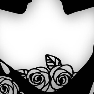 K&ouml;nnte beinhalten: Schwarz-wei&szlig; Grafikdesign mit einer stilisierten Herzform mit Rosen am unteren Rand. Das Design enth&auml;lt dekorative Elemente und eine Tropfenform. Das Gesamtthema ist romantisch und k&uuml;nstlerisch.